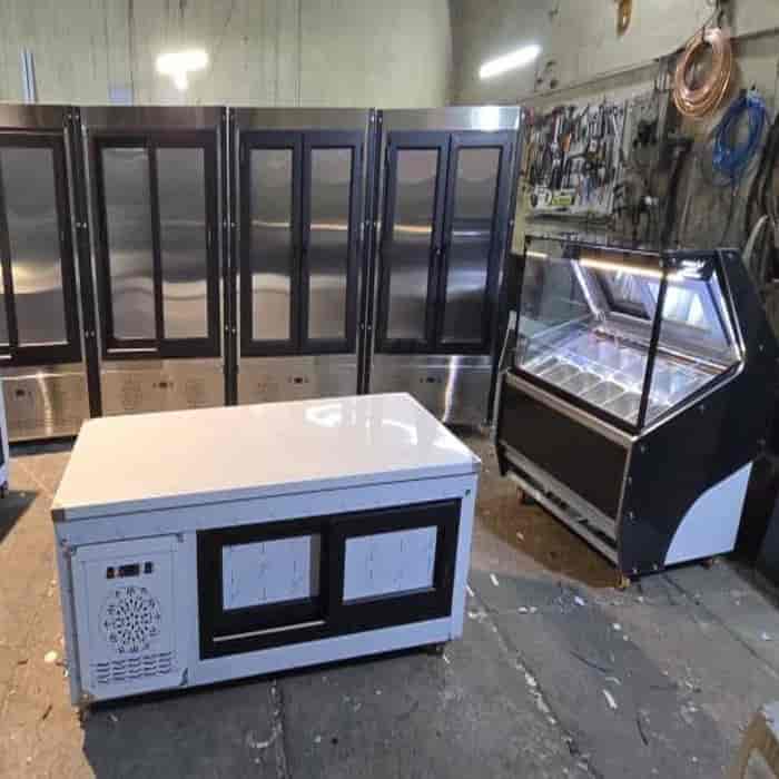 Buzdolabı duruyor ve masaüstü
